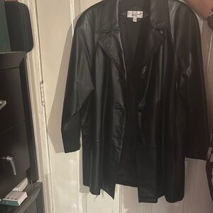 Sleek Black Leather Jacket with Classic Lapel